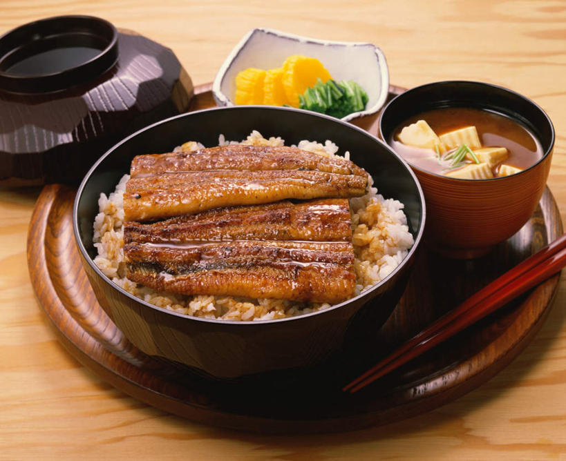 米饭,鳗鱼,无人,横图,俯视,室内,特写,白天,烹饪,筷子,桌面,桌子,鳗鲡,餐具,阴影,光线,木制,盖子,影子,陶瓷,腌菜,汤,味增汤,料理,食品,陶瓷制品,饭,文化,传统,菜肴,美食,食物,木制品,容器,碗,日式,佳肴,储藏,礼节,五谷,储存,礼仪,河鳗,白鳗,青鳝,风馒,进餐用具,白鳝,彩图,高角度拍摄,贮存