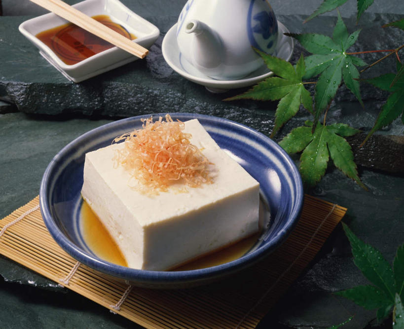 豆腐,无人,横图,俯视,室内,特写,白天,烹饪,筷子,桌面,桌子,餐具,叶子,阴影,光线,木制,影子,陶瓷,调料,料理,食品,枫叶,枯叶,绿叶,落叶,陶瓷制品,调味料,餐盘,文化,传统,酱油,菜肴,美食,竹筷,食物,黄色,红色,盘子,木制品,容器,碗,日式,嫩叶,佳肴,枫树叶,储藏,礼节,豆制品,储存,礼仪,叶,叶片,进餐用具,彩图,高角度拍摄,贮存