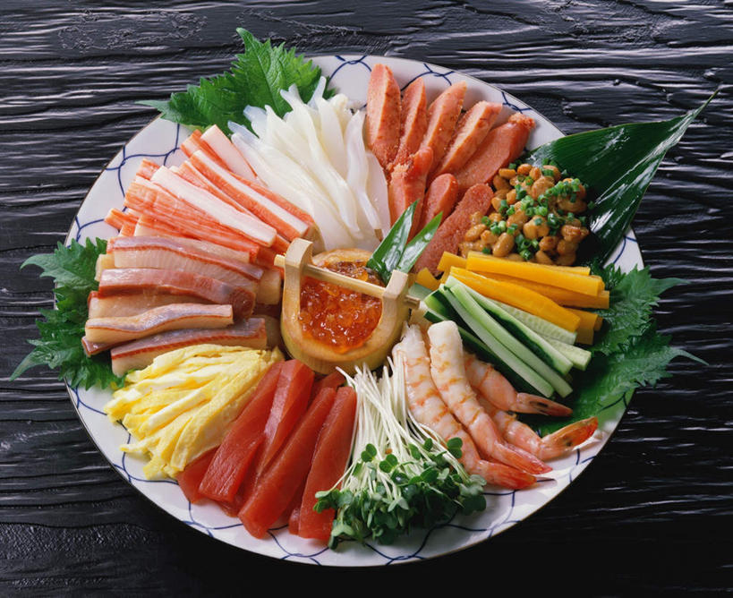 海鲜,无人,横图,俯视,室内,特写,白天,烹饪,桌面,桌子,黄瓜,蔬菜,阴影,新鲜,光线,木制,鱼,影子,蛋皮,鸡蛋,肉,虾,鱼卵,鱼肉,料理,食品,鲭鱼,鱼籽,水产,菜肴,美食,肉类,鱼类,海洋生物,食物,木制品,日式,佳肴,有机食品,绿色食品,花池鱼,花鲱,花鳀,青花鱼,鲐鲅鱼,油胴鱼,水生动物,海产品,水生物,肉食,海底动物,青瓜,胡瓜,彩图,高角度拍摄