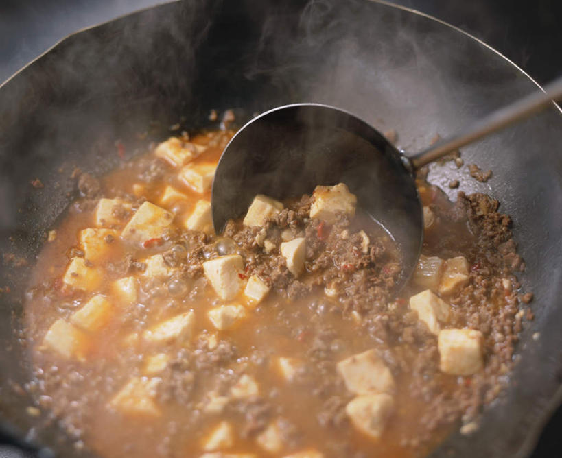 豆腐,无人,横图,俯视,室内,特写,白天,烹饪,雾,桌面,桌子,厨具,金属制品,阴影,沸腾,朦胧,模糊,光线,金属,木制,蒸汽,锅子,影子,勺子,肉,料理,食品,水蒸气,雾气,锅,麻婆豆腐,菜肴,美食,肉类,食物,木制品,搅拌,日式,佳肴,长柄勺,锅具,气体,豆制品,肉食,烹饪用具,蒸发,烹调用具,烹调,彩图,高角度拍摄