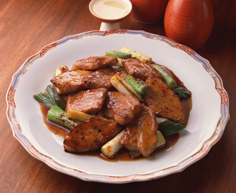 无人,横图,俯视,室内,特写,白天,烹饪,桌面,桌子,蔬菜,阴影,新鲜,光线,木制,影子,葱,青葱,炒菜,调料,肉,料理,食品,餐盘,调料瓶,猪肉,菜肴,美食,肉类,食物,盘子,木制品,日式,佳肴,有机食品,绿色食品,肉食,豚肉,彩图,高角度拍摄