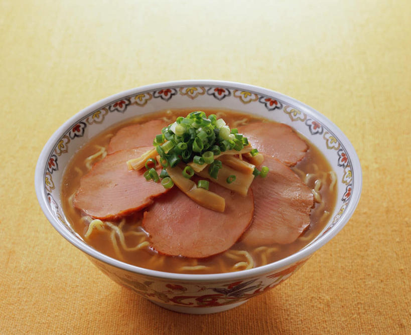 面食,面条,无人,横图,俯视,室内,特写,白天,烹饪,桌面,桌子,蔬菜,阴影,新鲜,光线,木制,影子,陶瓷,葱,青葱,面,肉,料理,食品,陶瓷制品,叉烧,猪肉,葱末,笋,菜肴,美食,肉类,食物,木制品,容器,碗,日式,佳肴,有机食品,绿色食品,储藏,储存,汤面,肉食,豚肉,清汤面,彩图,高角度拍摄,贮存