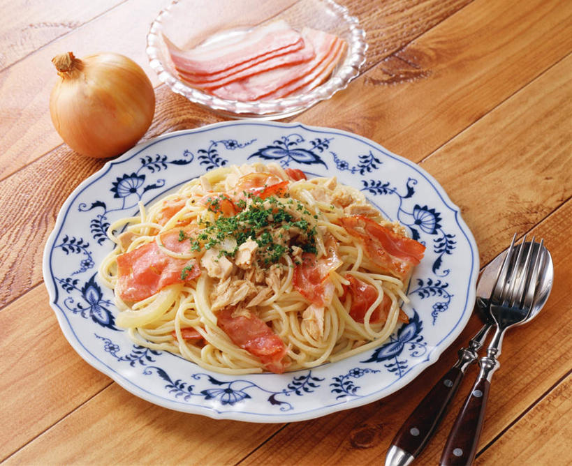 面食,面条,意大利面,无人,横图,俯视,室内,特写,白天,西餐,桌面,桌子,洋葱,餐具,阴影,光线,木制,叉子,碟子,盘,影子,勺子,面,料理,食品,鲭鱼,食物,盘子,木制品,调羹,碟,汤匙,西式,熏肉,餐叉,进餐用具,圆葱,洋葱头,球葱,彩图,高角度拍摄