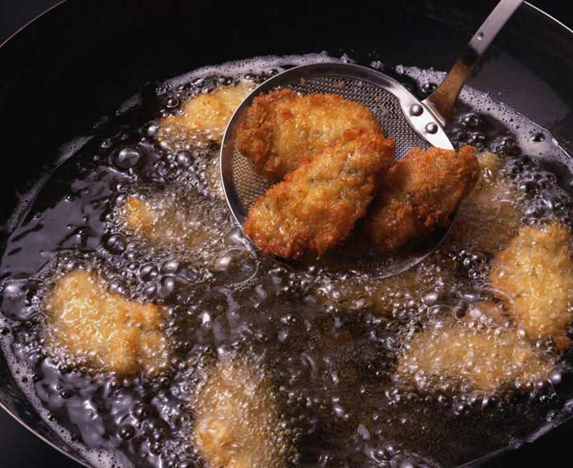 海鲜,无人,横图,俯视,室内,特写,白天,烹饪,桌面,桌子,厨具,金属制品,煎,阴影,沸腾,光线,金属,木制,锅子,影子,食用油,油,料理,食品,牡蛎,锅,水产,菜肴,美食,海洋生物,食物,木制品,日式,炸,佳肴,锅具,生蚝,水生动物,海产品,水生物,漏勺,海底动物,烹饪用具,烹调用具,烹调,彩图,高角度拍摄