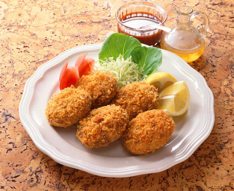 海鲜,啤酒,无人,横图,俯视,室内,特写,白天,烹饪,桌面,桌子,柠檬,椰菜,卷心菜,杯子,餐具,水果,煎,阴影,新鲜,光线,木制,叉子,碟子,盘,影子,调料,生食,料理,食品,果实,牡蛎,调味品,调味料,水产,菜肴,美食,玻璃制品,食物,盘子,酒杯,木制品,啤酒杯,碟,刀,日式,甘蓝,炸,佳肴,有机食品,绿色食品,生蚝,海产品,餐叉,玻璃杯,进餐用具,益母果,柠果,结球甘蓝,甘兰,包心菜,彩图,高角度拍摄