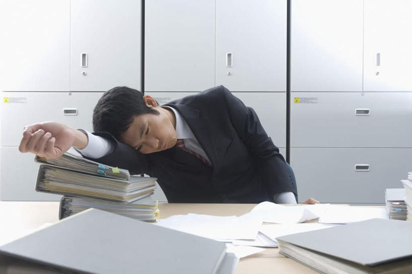 东方人,一个人,商务人士,商务男性,坐,闭眼,横图,室内,白天,正面,衬衫,柜子,桌子,亚洲,仅一个男性,仅一个人,阴影,套装,光线,影子,办公桌,文件夹,黄种人,仅一个年轻男性,档案夹,商务装,档案柜,资料夹,工薪阶层,文档夹,材料夹,男人,男性,年轻男性,亚洲人,白领,上班族,闭眼睛,闭着眼,闭着眼睛,坐着,半身,彩图,衬衣