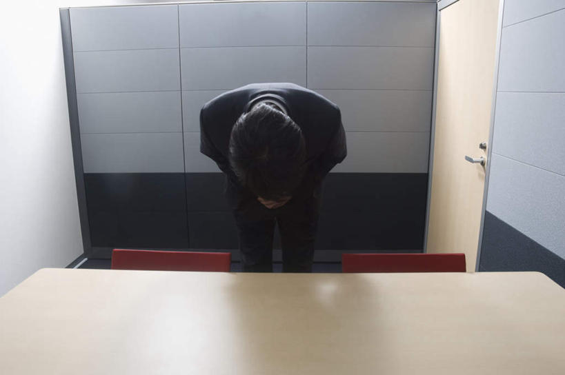 东方人,一个人,商务人士,商务男性,办公室,站,横图,室内,白天,正面,衬衫,家具,桌子,亚洲,仅一个男性,仅一个人,弯腰,阴影,套装,光线,影子,办公桌,注视,黄种人,仅一个年轻男性,观察,看,站着,观看,鞠躬,察看,关注,礼仪,商务装,工薪阶层,办公家具,弯身,尊敬,恭敬,男人,男性,年轻男性,亚洲人,白领,上班族,站立,半身,彩图,衬衣