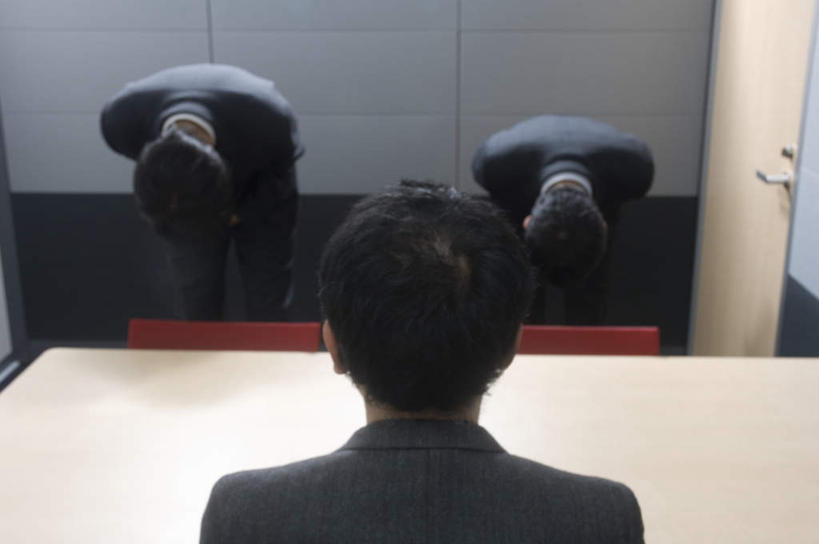 东方人,背部,三个人,伙伴,朋友,商务人士,商务男性,办公室,站,坐,横图,室内,白天,正面,衬衫,友谊,合作,团队,家具,桌子,亚洲,弯腰,阴影,套装,光线,影子,办公桌,注视,黄种人,观察,看,站着,战略,观看,鞠躬,察看,关注,礼仪,商务装,工薪阶层,办公家具,弯身,联合,合谋,尊敬,恭敬,配合,协作,男人,男性,年轻男性,亚洲人,白领,上班族,站立,坐着,半身,彩图,衬衣