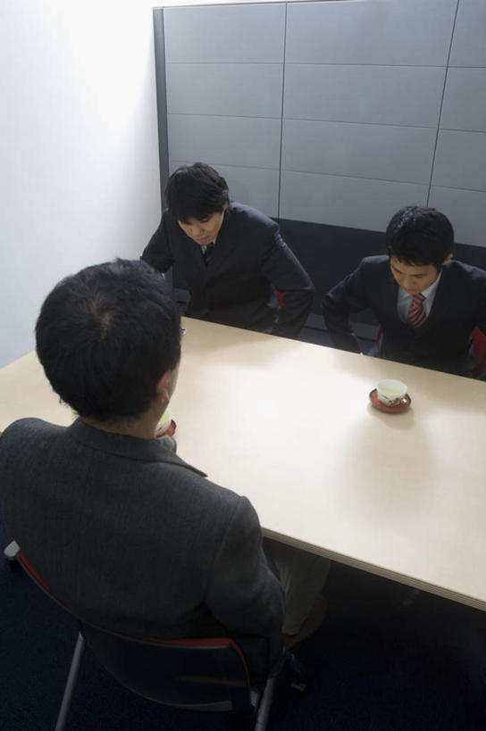 东方人,背部,三个人,伙伴,朋友,商务人士,商务男性,办公室,站,坐,竖图,室内,白天,正面,衬衫,友谊,合作,团队,家具,桌子,亚洲,弯腰,阴影,套装,光线,影子,办公桌,注视,黄种人,观察,看,站着,战略,观看,鞠躬,察看,关注,礼仪,商务装,工薪阶层,办公家具,弯身,联合,合谋,尊敬,恭敬,配合,协作,男人,男性,年轻男性,亚洲人,白领,上班族,站立,坐着,半身,彩图,衬衣