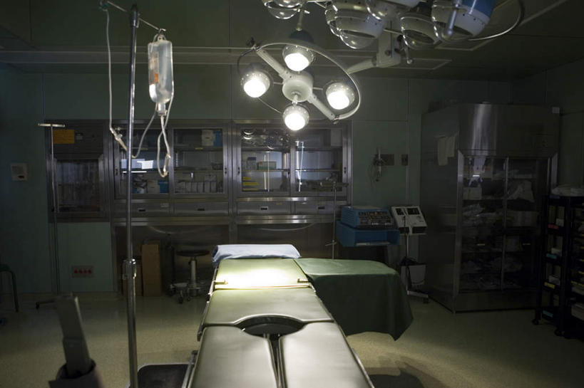 无人,医院,横图,室内,白天,正面,仪器,柜子,椅子,照明,阴影,光线,影子,墙,灯光,设备,墙壁,墙面,灯,橱柜,灯具,照亮,手术,医疗设备,手术室,照明设备,手术台,无影灯,医疗机构,彩图,病院,诊所