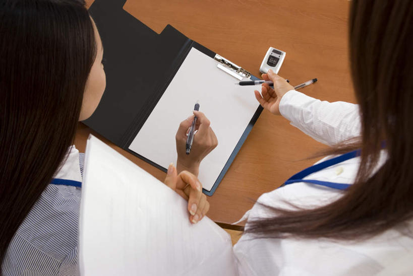 东方人,两个人,商务人士,商务女性,高楼大厦,站,坐,打电话,横图,俯视,室内,白天,办公楼,桌子,大厦,建筑,摩天大楼,写字楼,电话,手机,亚洲,写,阴影,套装,光线,笔,材料,档案,文件,影子,办公桌,办公用品,圆珠笔,教育,注视,指点,黄种人,通讯设备,文具,学习用品,资料,楼宇,观察,看,站着,卡,商务楼,观看,文具用品,察看,关注,文档,商务装,工薪阶层,指教,胸卡,传授,交流,男人,男性,年轻男性,年轻女性,女人,女性,亚洲人,白领,上班族,图书,沟通,通话,站立,坐着,半身,彩图,高角度拍摄,大楼,高层建筑,高楼,摩天楼