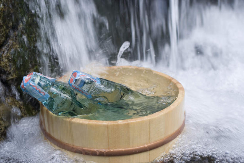 无人,横图,室外,白天,正面,水,飞溅,溅,木制,木盒,液体,水滴,自来水,玻璃制品,水珠,玻璃瓶,木制品,瓶子,容器,夏天,储藏,苏打水,苏打,储存,喷洒,彩图,贮存