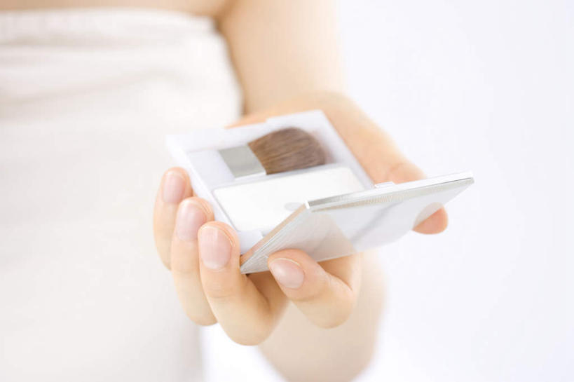 东方人,一个人,举,横图,室内,特写,白天,白色背景,正面,镜子,亚洲,仅一个年轻女性,仅一个女性,仅一个人,握,阴影,服装,朦胧,模糊,光线,影子,拿,化妆盒,拿着,注视,休闲装,黄种人,衣服,化妆镜,观察,看,托,休闲,休闲服,握着,摄影,服饰,影棚,观看,镜像,察看,化妆用品,镜面,关注,年轻女性,女人,女性,亚洲人,举起,举手,举着,向上举,向上伸,向上托,半身,彩图,影棚拍摄,拍摄