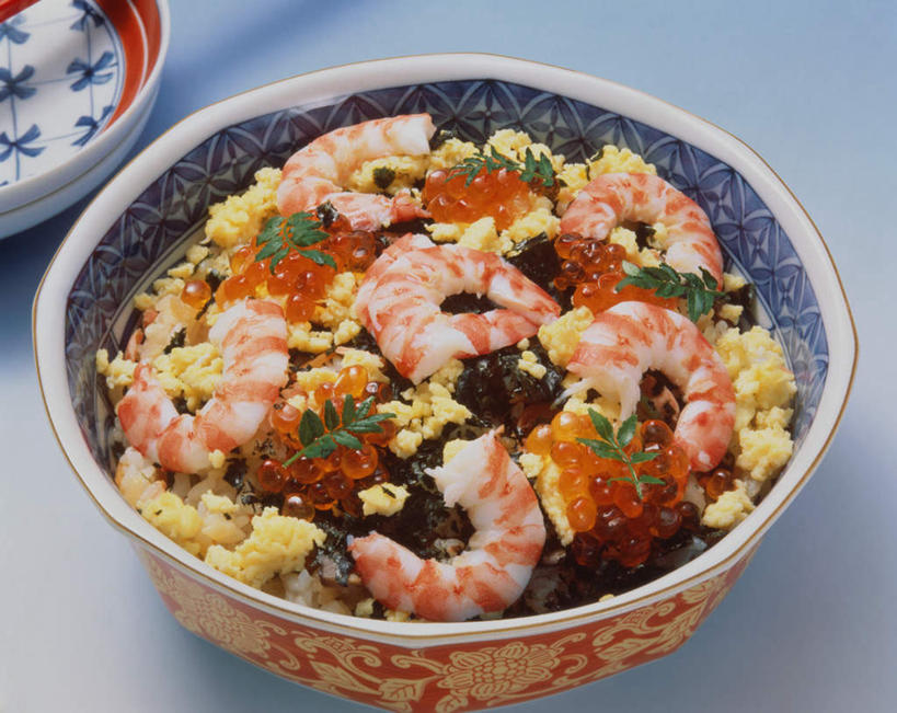 海鲜,米饭,寿司,无人,横图,室内,白天,正面,餐桌,桌子,餐具,阴影,光线,碟子,盘,影子,陶瓷,蛋,鸡蛋,虾,鱼卵,陶瓷制品,饭,鱼籽,水产,大虾,盘子,容器,碟,碗,摄影,影棚,餐台,储藏,海虾,五谷,储存,海产品,醋饭,草鸡蛋,四喜饭,进餐用具,烹调用具,彩图,影棚拍摄,拍摄,贮存