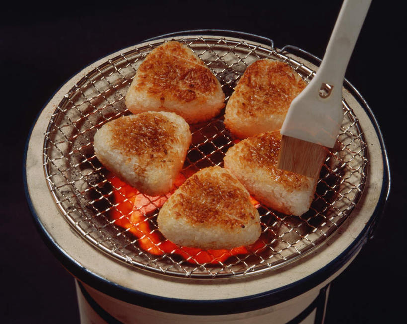 米饭,无人,横图,俯视,室内,白天,烧烤,烘焙,安全,餐具,火,烤,阴影,黑色背景,光线,火苗,火焰,炉子,影子,烤架,烤肉,饭,刷子,铁架,摄影,影棚,五谷,烤肉架,进餐用具,烹调用具,彩图,高角度拍摄,影棚拍摄,拍摄