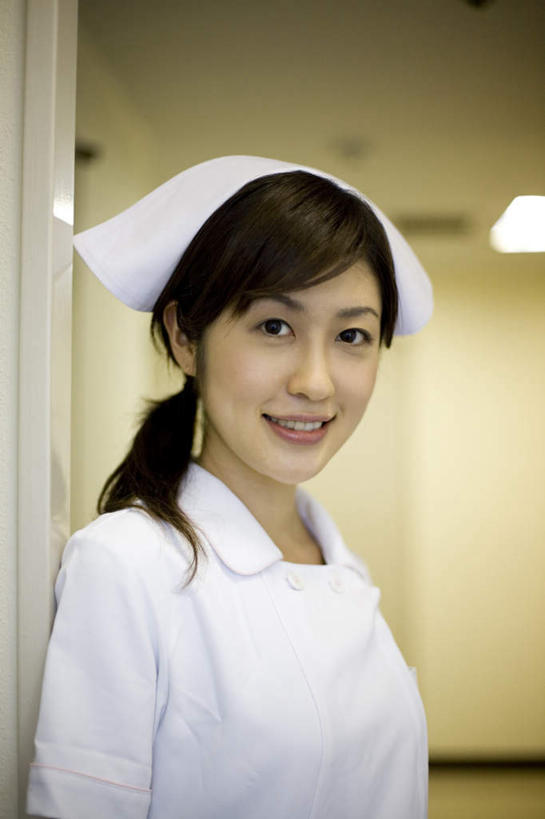 东方人,一个人,护士,站,笑,微笑,露齿笑,竖图,室内,白天,正面,门,亚洲,仅一个年轻女性,仅一个女性,仅一个人,阴影,服装,光线,影子,墙,灯光,注视,休闲装,黄种人,吊灯,墙壁,墙面,灯,衣服,灯具,门框,观察,看,站着,医护人员,休闲,休闲服,服饰,观看,察看,医疗,护士帽,白衣天使,照明设备,关注,年轻女性,女人,女性,亚洲人,站立,半身,彩图