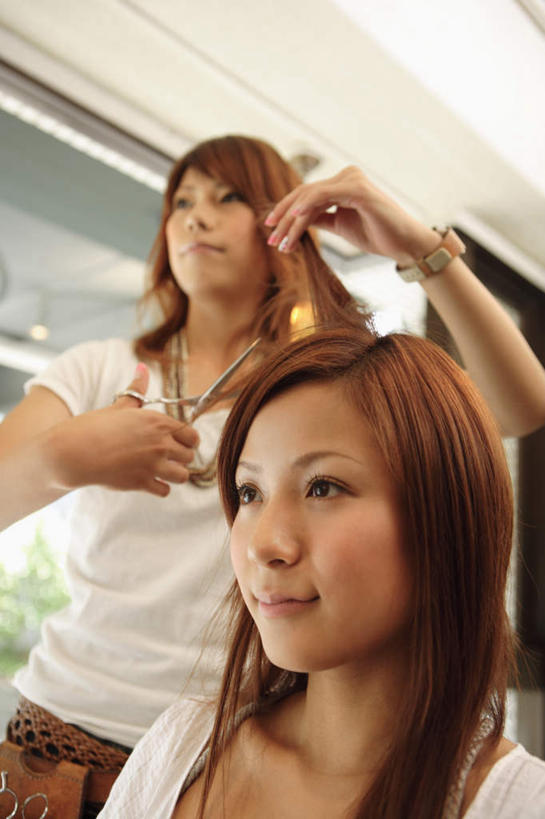 东方人,两个人,理发师,站,坐,笑,微笑,竖图,室内,白天,正面,亚洲,握,修剪,阴影,服装,朦胧,模糊,光线,工具,剪刀,影子,拿,拎,拿着,注视,休闲装,黄种人,衣服,观察,看,站着,休闲,休闲服,握着,服饰,观看,烫发,理发店,裁剪,修饰,察看,剪子,剪裁,切割,关注,年轻女性,女人,女性,亚洲人,发型师,理发员,美发师,站立,坐着,半身,彩图,理发,拎着