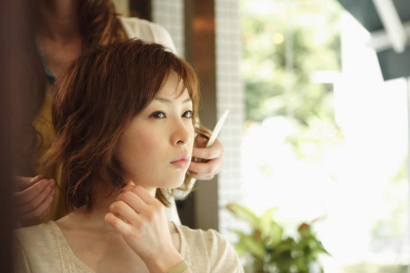 东方人,两个人,理发师,站,坐,横图,室内,白天,正面,美容,植物,窗户,落地窗,亚洲,阴影,服装,光线,剪刀,盆栽,影子,柱子,盆景,注视,休闲装,黄种人,玻璃窗,衣服,绿色,自然,观察,看,站着,享受,休闲,休闲服,放松,服饰,生长,成长,观看,理发店,理发屋,察看,剪子,关注,年轻女性,女人,女性,亚洲人,发型师,理发员,美发师,站立,坐着,半身,彩图