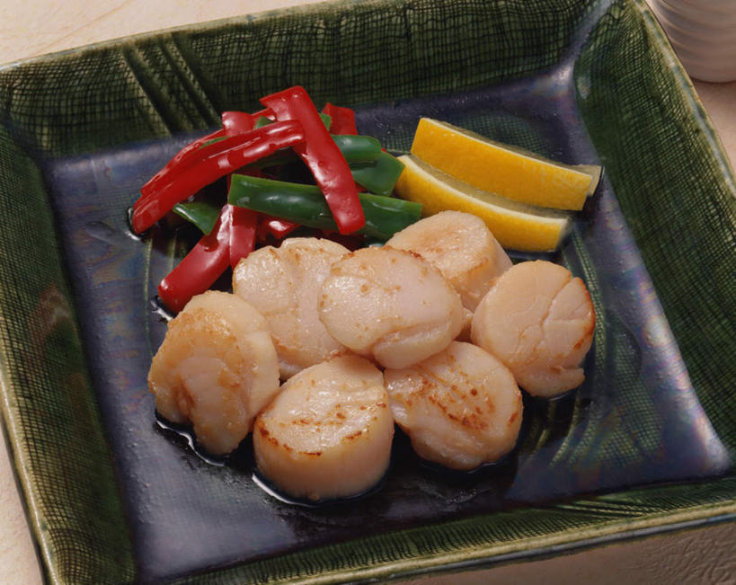 海鲜,无人,横图,俯视,室内,特写,白天,烹饪,桌面,桌子,柠檬,辣椒,餐具,阴影,光线,木制,碟子,盘,影子,青椒,日本料理,料理,食品,扇贝,水产,菜肴,美食,海洋生物,食物,盘子,木制品,碟,日式料理,日式,摄影,佳肴,影棚,水生动物,海产品,水生物,海底动物,辣角,红海椒,大椒,辣虎,广椒,菜椒,进餐用具,烹调用具,益母果,柠果,甜椒,柿子椒,辣子,红辣椒,海椒,番椒,灯笼椒,彩图,高角度拍摄,影棚拍摄,拍摄