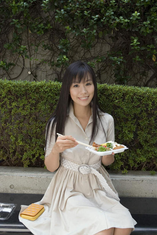 盒饭,东方人,一个人,商务人士,商务女性,坐,举,笑,吃,微笑,露齿笑,竖图,室外,特写,白天,正面,烹饪,植物,筷子,桌面,桌子,餐具,椅子,亚洲,仅一个年轻女性,仅一个女性,仅一个人,握,套装,木制,便当,碟子,盘,塑料,长椅,日本料理,料理,食品,拿,拎,拿着,注视,黄种人,文化,传统,菜肴,美食,盒子,树,树木,食物,绿色,自然,盘子,木制品,容器,塑料制品,碟,日式料理,观察,看,托,日式,便捷,握着,佳肴,皮夹子,钱包,生长,成长,观看,储藏,礼节,察看,便利,零钱包,皮夹,储存,关注,礼仪,商务装,工薪阶层,快捷,弁当,年轻女性,女人,女性,亚洲人,白领,上班族,进餐用具,烹调用具,举起,举手,举着,嚼,食,向上举,向上伸,向上托,坐着,半身,彩图,贮存,拎着