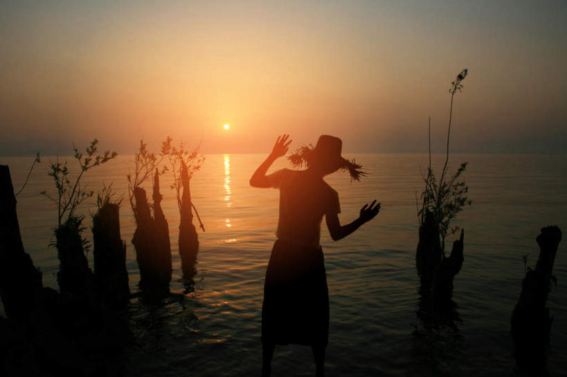 东方人,一个人,站,横图,室外,白天,日出,湖,湖泊,水,太阳,帽子,日本,亚洲,仅一个年轻女性,仅一个女性,仅一个人,阴影,光线,草帽,影子,地平线,湖面,水流,水面,辽阔,地面,朝霞,晨曦,黎明,黄种人,背面,阳光,湖水,看,站着,广阔,望,一望无际,延伸,东亚,本州,本州岛,日本国,近畿地方,天地相交,近畿,滋贺,滋贺县,无边无际,一马平川,年轻女性,女人,女性,亚洲人,朝阳,半身,彩图,破晓