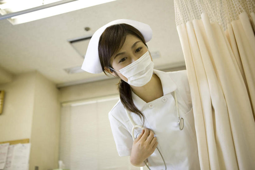 东方人,一个人,护士,站,笑,横图,室内,白天,仰视,帽子,亚洲,仅一个年轻女性,仅一个女性,仅一个人,阴影,服装,分离,光线,影子,墙,灯光,过滤,分开,注视,休闲装,黄种人,吊灯,墙壁,墙面,灯,衣服,帘子,口罩,灯具,观察,看,站着,医护人员,休闲,休闲服,隔断,询问,遮掩,服饰,观看,隔离,察看,医疗,卫生,掩盖,护士帽,遮挡,白衣天使,照明设备,关注,净化,间隔,预防,遮盖,防尘,掩饰,断绝,隔开,屏蔽,屏绝,远离,中断,阻遏,阻隔,探望,年轻女性,女人,女性,亚洲人,站立,半身,彩图,低角度拍摄