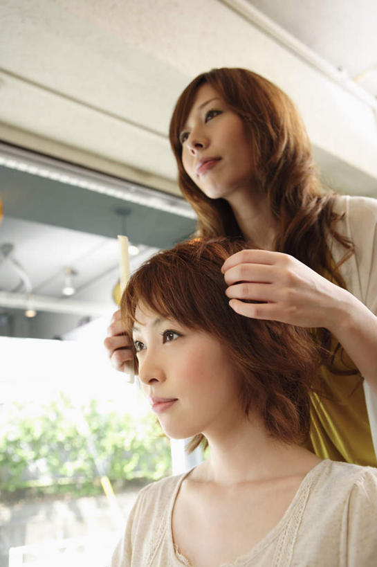 东方人,两个人,理发师,站,坐,笑,微笑,竖图,室内,白天,正面,美发,窗户,亚洲,阴影,服装,光线,影子,灯光,梳头,注视,休闲装,黄种人,顶灯,玻璃窗,灯,衣服,灯具,观察,看,站着,休闲,休闲服,服饰,观看,理发店,察看,照明设备,关注,梳理,年轻女性,女人,女性,亚洲人,发型师,理发员,美发师,站立,坐着,半身,彩图,理发