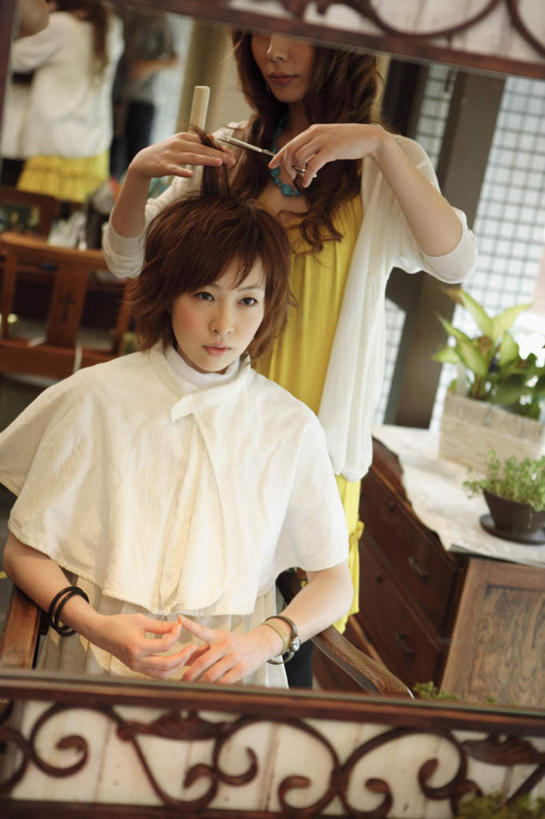 东方人,两个人,理发师,站,坐,竖图,室内,白天,正面,镜子,亚洲,修剪,阴影,服装,光线,工具,剪刀,影子,拿,拿着,注视,休闲装,黄种人,衣服,观察,看,站着,休闲,休闲服,服饰,观看,裁剪,镜像,剪,察看,剪子,剪裁,切割,镜面,关注,年轻女性,女人,女性,亚洲人,发型师,理发员,美发师,站立,坐着,半身,彩图