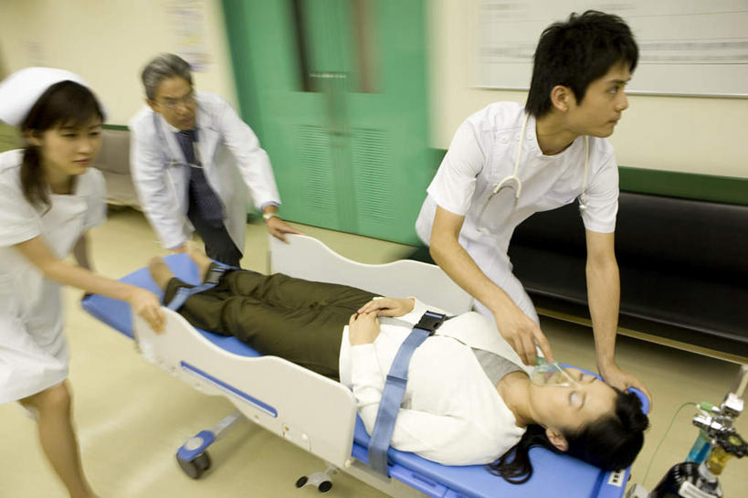 东方人,四个人,医生,病人,护士,站,躺,横图,室内,白天,正面,床,帽子,亚洲,戴,阴影,服装,朦胧,模糊,光线,影子,灯光,床单,拿,拿着,注视,休闲装,黄种人,被子,顶灯,灯,衣服,灯具,观察,看,站着,医护人员,医疗人员,休闲,休闲服,氧气瓶,服饰,观看,戴着,察看,医疗,医疗设备,氧气面罩,护士帽,被单,白衣天使,照明设备,关注,医疗器械,急救床,男人,男性,年轻女性,女人,女性,中年男性,亚洲人,大夫,患者,就医者,躺着,站立,半身,彩图