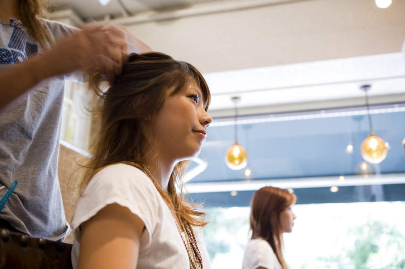 东方人,三个人,理发师,坐,笑,微笑,横图,室内,白天,侧面,窗户,落地窗,桌子,亚洲,阴影,服装,光线,影子,办公桌,灯光,梳头,注视,休闲装,黄种人,吊灯,玻璃窗,灯,衣服,灯具,观察,看,休闲,休闲服,服饰,观看,察看,照明设备,关注,年轻女性,女人,女性,亚洲人,发型师,理发员,美发师,坐着,半身,彩图,理发