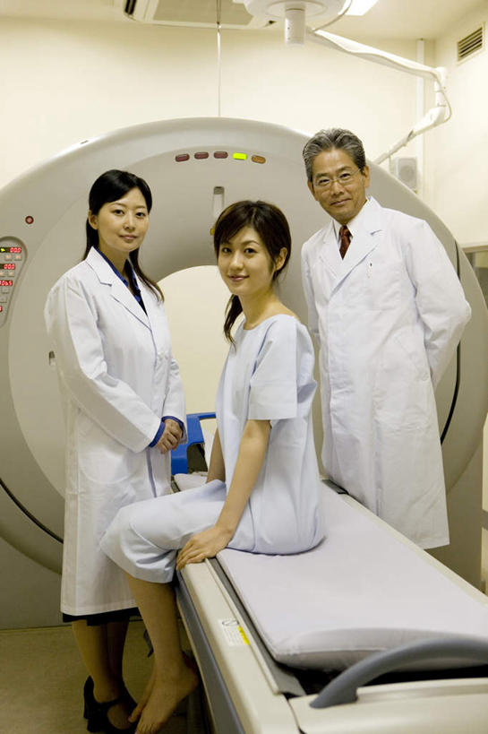 东方人,三个人,医生,病人,医院,站,坐,笑,微笑,露齿笑,竖图,室内,白天,正面,帽子,亚洲,阴影,服装,光线,影子,墙,注视,休闲装,黄种人,设备,墙壁,墙面,衣服,观察,看,站着,医护人员,医疗人员,休闲,休闲服,服饰,观看,察看,医疗设备,护士帽,病房,关注,老年男性,男人,男性,年轻女性,女人,女性,亚洲人,大夫,患者,就医者,站立,坐着,半身,彩图