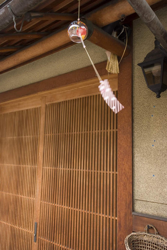 无人,家,竖图,室外,白天,正面,幸福,运气,门,风铃,悬挂,日本文化,房屋,屋子,文化,楼房,住宅,门框,祈祷,祈福,警示,许愿,祈求,吉祥,平和,问候,警惕,思念,想念,玉振,幸运,占风铎,彩图,房子,传统文化