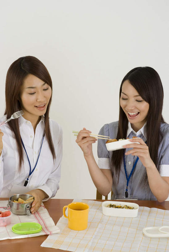 盒饭,东方人,两个人,商务人士,商务女性,坐,举,笑,吃,微笑,露齿笑,竖图,室内,白天,正面,烹饪,午餐,筷子,桌面,桌子,杯子,餐具,亚洲,握,阴影,套装,光线,木制,便当,叉子,瓷器,碟子,盘,影子,叉,塑料,墙,日本料理,料理,食品,咖啡杯,陶瓷制品,拿,拎,拿着,注视,黄种人,文化,传统,菜肴,美食,墙壁,墙面,盒子,桌布,食物,盘子,木制品,容器,塑料制品,碟,日式料理,观察,看,托,日式,便捷,握着,佳肴,观看,储藏,礼节,察看,便利,储存,关注,瓷杯,礼仪,商务装,工薪阶层,快捷,弁当,年轻女性,女人,女性,亚洲人,白领,上班族,进餐用具,烹调用具,举起,举手,举着,嚼,食,向上举,向上伸,向上托,坐着,半身,彩图,贮存,拎着