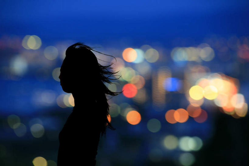 东方人,一个人,站,横图,彩色,室外,夜晚,正面,旅游,度假,风,城市,霓虹灯,夜景,亚洲,仅一个年轻女性,仅一个女性,仅一个人,阴影,服装,朦胧,模糊,光线,影子,城镇,灯光,七彩,注视,休闲装,黄种人,娱乐,光源,霓虹,灯,衣服,观察,看,站着,享受,休闲,休闲服,放松,服饰,观看,察看,微风,照明设备,关注,氖灯,年轻女性,女人,女性,亚洲人,半身,彩图