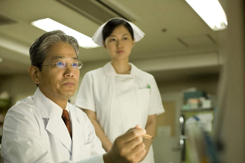 东方人,两个人,医生,护士,药剂师,医院,站,坐,横图,室内,白天,正面,照明,亚洲,阴影,服装,光线,笔,眼镜,影子,灯光,办公用品,注视,休闲装,黄种人,吊灯,灯,文具,衣服,学习用品,灯具,观察,看,站着,医护人员,医疗人员,休闲,休闲服,服饰,查看,观看,文具用品,照亮,察看,白衣天使,照明设备,关注,近视眼镜,老年男性,男人,男性,年轻女性,女人,女性,亚洲人,大夫,配药师,站立,坐着,半身,彩图