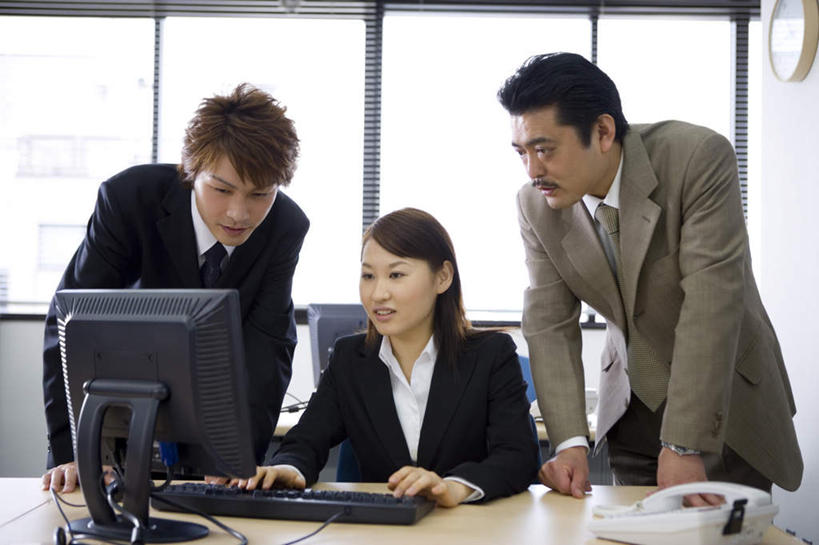 东方人,三个人,同事,商务人士,商务男性,商务女性,打电话,横图,室内,白天,正面,衬衫,成功,合作,团队,集体,信心,窗户,电话,手机,椅子,亚洲,敲打,阴影,套装,工作,时间,光线,时钟,影子,墙,注视,黄种人,输入,通讯设备,队伍,玻璃窗,墙壁,墙面,挂钟,打字,观察,看,表,专注,查看,观看,点击,敲击,办公椅,察看,领导,成就,关注,商务装,合伙,领袖,工薪阶层,交流,按键,男人,男性,年轻男性,年轻女性,女人,女性,中年男性,亚洲人,白领,上班族,钟,沟通,通话,半身,彩图,衬衣,办公