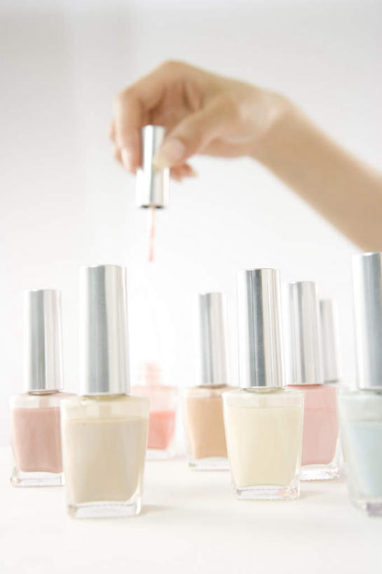 东方人,一个人,站,笑,捏,微笑,露齿笑,竖图,室内,特写,白天,白色背景,正面,化妆,美容,亚洲,仅一个年轻女性,仅一个女性,仅一个人,一排,护肤,阴影,整齐,装饰,光线,影子,拿,捏着,指甲油,拿着,注视,黄种人,排列,化妆品,观察,看,站着,保养,享受,休闲,化妆瓶,放松,摄影,影棚,观看,华丽,修饰,点缀,察看,队列,关注,养颜,衬托,美观,雅致,雅观,年轻女性,女人,女性,亚洲人,半身,彩图,影棚拍摄,拍摄