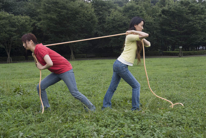 东方人,两个人,走,拉,横图,室外,白天,侧面,锻炼,旅游,度假,运动,竞争,拔河,草地,草坪,树林,植物,亚洲,服装,沮丧,速度,注视,休闲装,黄种人,娱乐,草,树,树木,衣服,绿色,自然,观察,看,享受,休闲,休闲服,放松,力量,平衡,背对背,服饰,生长,成长,观看,技巧,失望,距离,协调,察看,伤心,关注,反向,户外运动,灵敏,柔韧,背道而驰,相反,相左,隔阂,趣味,耐力,抗争,体育,年轻女性,女人,女性,亚洲人,步行,散步,走路,彩图,全身,健身