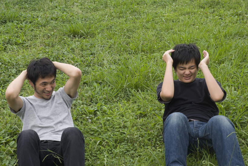 东方人,两个人,伙伴,朋友,躺,笑,仰卧起坐,微笑,横图,俯视,室外,白天,锻炼,旅游,度假,快乐,友谊,比赛,运动,竞争,草地,草坪,植物,亚洲,服装,注视,休闲装,黄种人,娱乐,草,衣服,绿色,观察,看,享受,休闲,休闲服,放松,服饰,观看,察看,体育运动,关注,户外运动,卧着,体育,友情,男人,男性,年轻男性,亚洲人,躺着,卧,仰卧,半身,彩图,高角度拍摄,健身