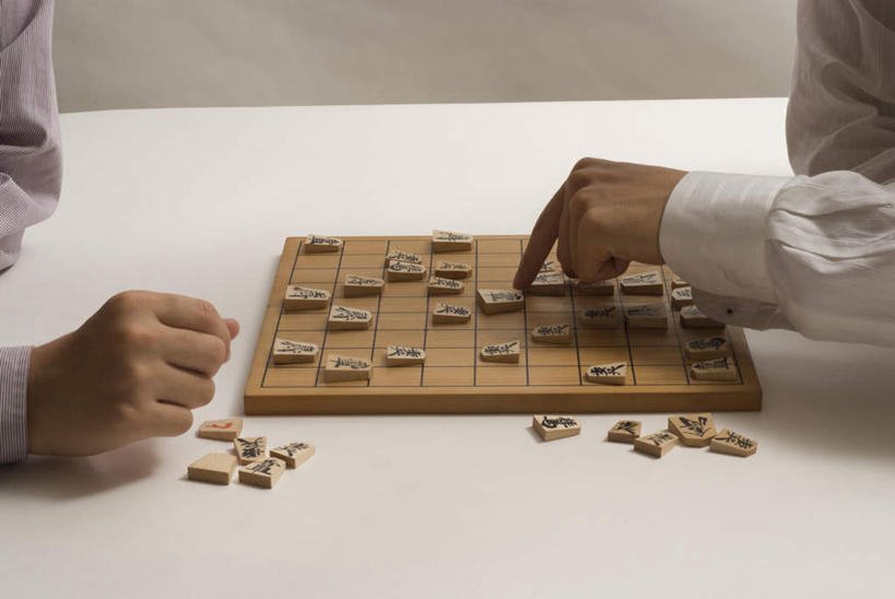 东方人,两个人,横图,俯视,室内,白天,白色背景,游戏,快乐,比赛,竞争,桌子,亚洲,阴影,服装,光线,影子,墙,玩,注视,休闲装,黄种人,娱乐,书桌,墙壁,墙面,衣服,课桌,象棋,观察,看,休闲,休闲服,棋盘,益智,摄影,服饰,影棚,观看,活动,察看,发泄,关注,消遣,智力,宣泄,将棋,日本象棋,男人,男性,年轻男性,亚洲人,玩耍,嬉戏,半身,彩图,高角度拍摄,影棚拍摄,拍摄