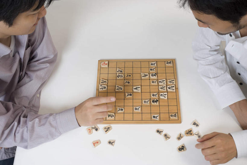 东方人,两个人,伙伴,朋友,坐,横图,俯视,室内,白天,白色背景,游戏,快乐,友谊,比赛,竞争,桌子,亚洲,握,阴影,服装,日本文化,光线,影子,拿,玩,拿着,注视,休闲装,黄种人,文化,娱乐,书桌,衣服,课桌,象棋,观察,看,休闲,思考,休闲服,棋子,棋盘,思索,想,益智,握着,摄影,服饰,影棚,观看,活动,察看,发泄,关注,消遣,智力,东亚文化,宣泄,将棋,日本象棋,友情,男人,男性,年轻男性,亚洲人,玩耍,嬉戏,坐着,半身,彩图,高角度拍摄,影棚拍摄,拍摄,传统文化