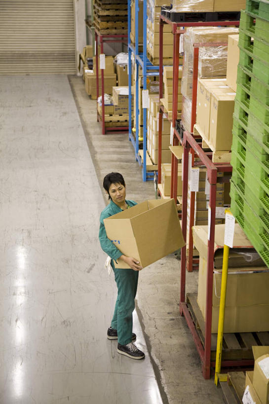 东方人,一个人,机修工,工程师,工厂,栏杆,站,举,搬运,竖图,俯视,室内,白天,门,亚洲,仅一个男性,仅一个人,许多,阴影,服装,光线,瓷砖,地砖,影子,纸箱,墙,围栏,地面,注视,休闲装,黄种人,护栏,墙壁,墙面,工人,仅一个年轻男性,衣服,箱子,门框,打开,观察,看,托,站着,休闲,休闲服,服饰,观看,搬运工,察看,开启,关注,包装箱,男人,男性,年轻男性,亚洲人,机械师,机修工人,技师,举起,举手,举着,向上举,向上伸,向上托,站立,彩图,高角度拍摄,全身,工地,制造厂