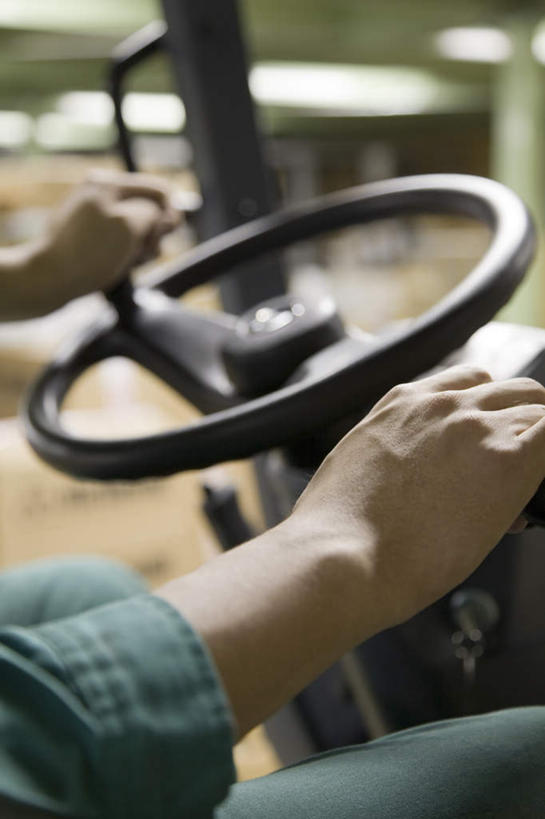 东方人,手,一个人,机修工,工程师,工厂,竖图,室内,特写,白天,侧面,机器,仪器,卡车,汽车,亚洲,仅一个男性,仅一个人,阴影,服装,朦胧,模糊,光线,壁灯,瓷砖,地砖,影子,灯光,地面,注视,休闲装,黄种人,设备,车,灯,工人,仅一个年轻男性,衣服,方向盘,灯具,交通工具,观察,驾驶,开车,看,行驶,休闲,手部,休闲服,服饰,观看,铲车,控制,察看,照明设备,关注,男人,男性,年轻男性,亚洲人,机械师,机修工人,技师,半身,彩图,工地,制造厂