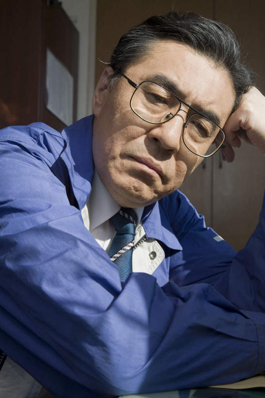 东方人,一个人,商务人士,商务男性,工厂,坐,竖图,室内,特写,白天,正面,衬衫,柜子,亚洲,仅一个男性,仅一个人,仅一个中年男性,撑,阴影,套装,服装,光线,材料,档案,文件,眼镜,影子,墙,注视,休闲装,黄种人,墙壁,墙面,衣服,资料,低头,观察,看,休闲,休闲服,服饰,观看,察看,撑着,关注,文档,商务装,近视眼镜,档案柜,工薪阶层,男人,男性,中年男性,亚洲人,白领,上班族,坐着,半身,彩图,衬衣,工地,制造厂