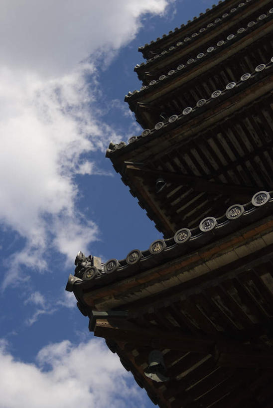 无人,寺庙,竖图,室外,仰视,旅游,度假,名胜古迹,标志建筑,地标,建筑,京都,日本,亚洲,阴影,遗迹,光线,影子,云,云朵,塔,云彩,古迹,文物,娱乐,建设,古建筑,宝塔,蓝色,白云,蓝天,天空,阳光,庙宇,天,享受,休闲,旅游胜地,放松,京都府,晴朗,古文明,东亚,本州,本州岛,日本国,近畿地方,近畿,仁和寺,浮图,浮屠,晴空,彩图,低角度拍摄,庙,寺