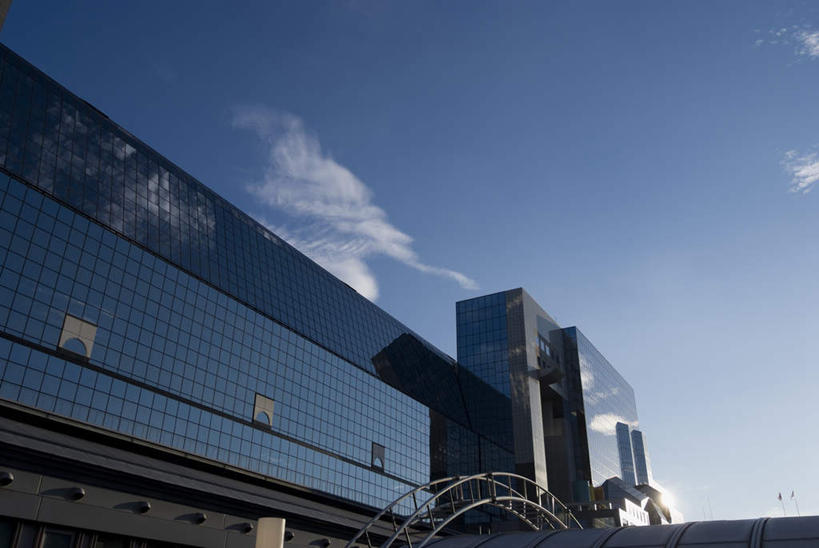 无人,高楼大厦,公交站,横图,室外,白天,仰视,度假,办公楼,美景,窗户,城市风光,城市,大厦,建筑,摩天大楼,写字楼,车站,京都,日本,亚洲,阴影,光线,影子,景观,云,云朵,云彩,娱乐,玻璃窗,蓝色,白云,蓝天,天空,阳光,楼宇,天,享受,休闲,商务楼,景色,放松,京都府,晴朗,东亚,本州,本州岛,日本国,近畿地方,近畿,晴空,彩图,低角度拍摄,大楼,高层建筑,高楼,摩天楼