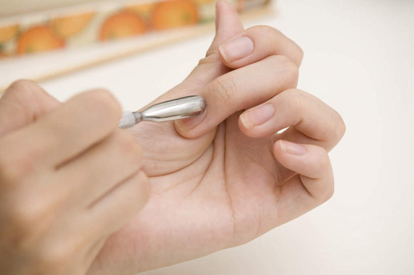 东方人,手,指甲,一个人,横图,室外,特写,白天,正面,柑橘,亚洲,仅一个年轻女性,仅一个女性,仅一个人,涂,朦胧,模糊,装饰,指甲油,注视,黄种人,三个,观察,看,手部,观看,华丽,修饰,点缀,察看,关注,衬托,美观,雅致,雅观,年轻女性,女人,女性,亚洲人,手指甲,橘子,桔子,橙子,橙,半身,彩图