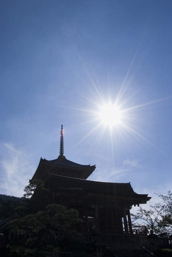 无人,寺庙,竖图,室外,白天,仰视,旅游,度假,太阳,标志建筑,地标,建筑,京都,日本,亚洲,节日,建筑群,塔,文化,娱乐,建设,宝塔,蓝色,蓝天,天空,阳光,庙宇,天,祈祷,享受,休闲,健康,放松,许愿,宗教,信仰,京都府,纪念,祈求,东亚,本州,本州岛,日本国,近畿地方,清水寺,近畿,浮图,浮屠,平安,彩图,低角度拍摄,庙,寺