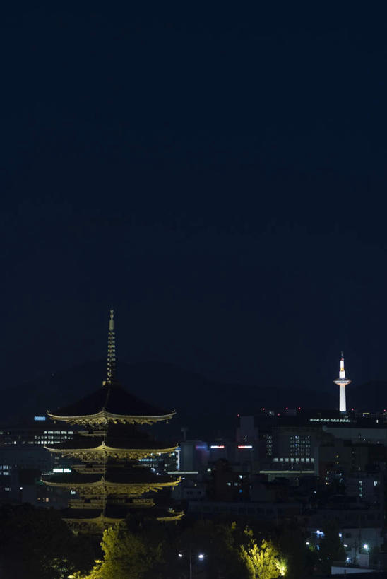 无人,寺庙,竖图,室外,夜晚,正面,旅游,度假,名胜古迹,标志建筑,地标,建筑,路灯,夜景,照明,京都,日本,亚洲,阴影,节日,遗迹,光线,影子,塔,灯光,古迹,文化,文物,娱乐,建设,古建筑,宝塔,灯,庙宇,祈祷,享受,休闲,健康,旅游胜地,放松,许愿,宗教,信仰,京都府,纪念,祈求,照亮,照明设备,古文明,东亚,本州,本州岛,日本国,近畿地方,近畿,浮图,浮屠,东寺,教王护国寺,平安,彩图,庙,寺