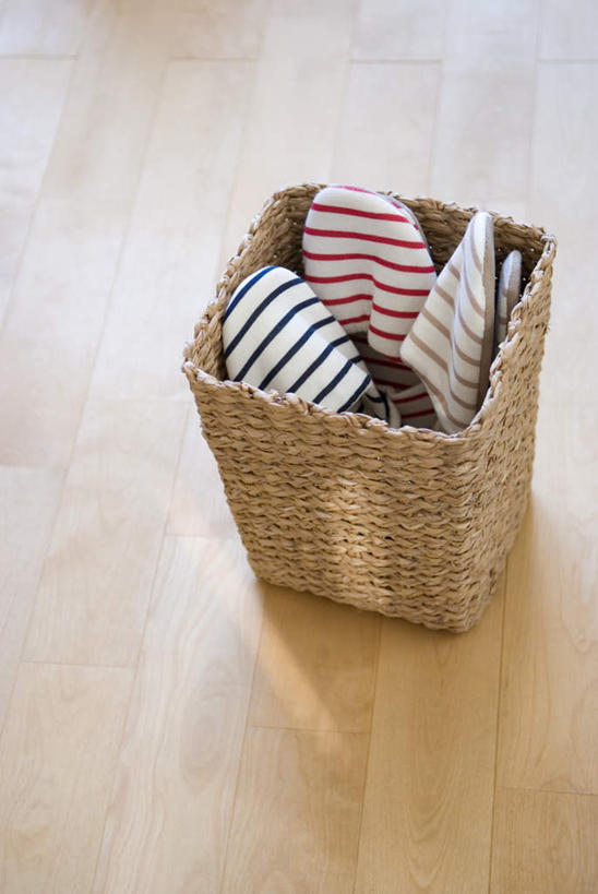 无人,交叉,竖图,俯视,室内,白天,地板,竹子,静物,鞋子,阴影,条纹,竹制,编织,光线,篮子,影子,地面,两双,木地板,竹篮,拖鞋,竹条,交织,竹制品,穿插,彩图,高角度拍摄